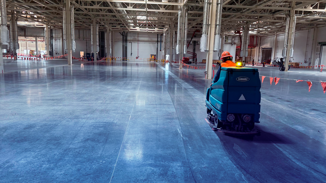 Costos ocultos de no dar mantenimiento a tus pisos industriales en fin de año