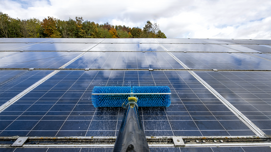 Responsabilidad ambiental y limpieza fotovoltaica: Cómo el mantenimiento profesional reduce la huella ecológica de tu empresa