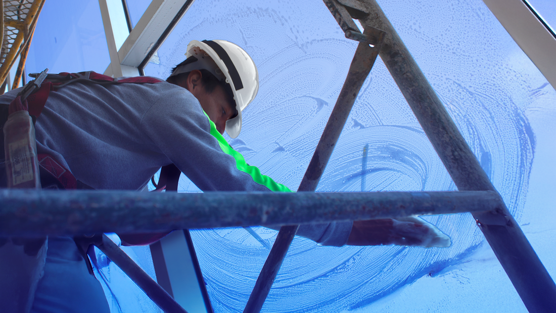 Cómo la limpieza profesional de cristales eleva la percepción de valor de tus instalaciones